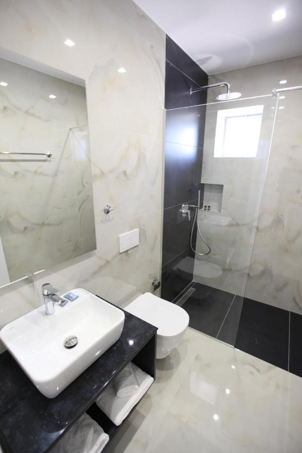 Sea Breeze Villa ซารานเดอ ภายนอก รูปภาพ